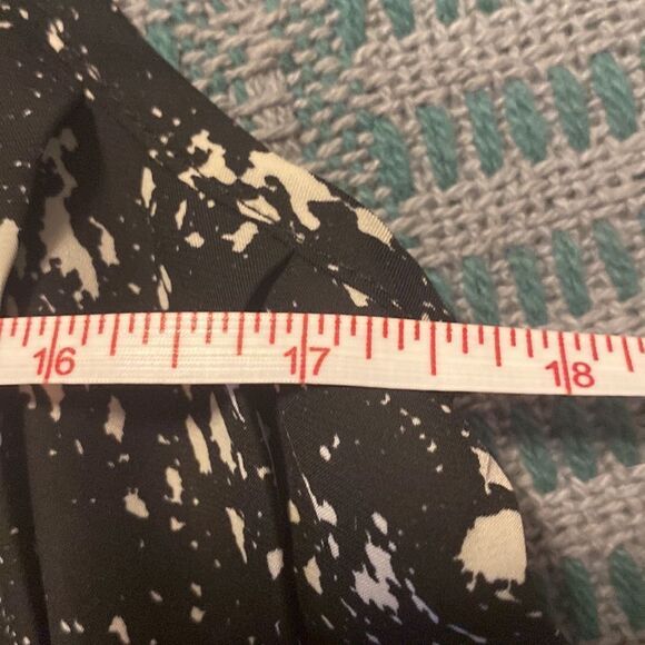 Vera Moda Jeans, Sleeveless Black & White Blouse w/Snaps Down the Front - Picture 9 of 9